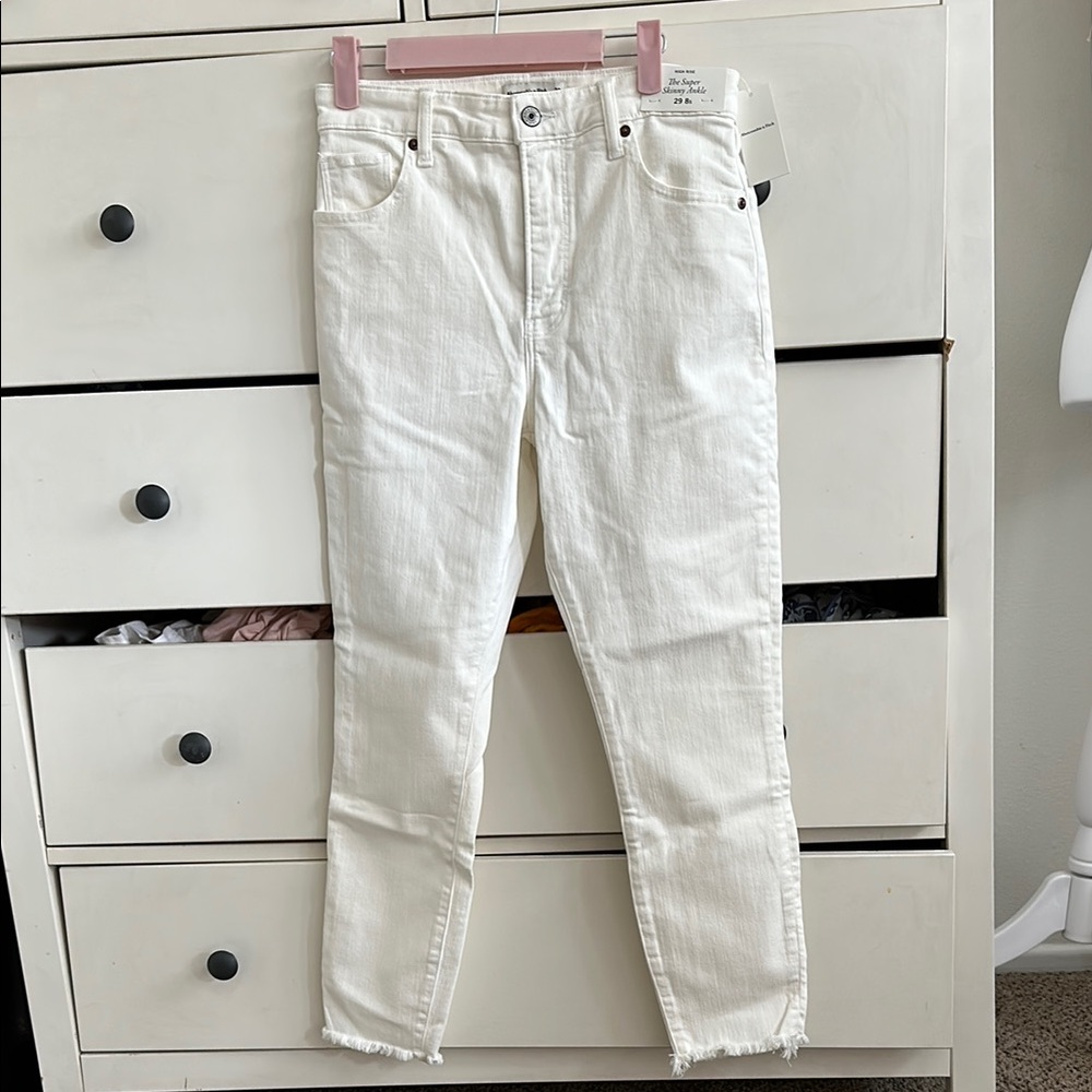 NWT Abercrombie Women's White Jeans size 29 (8) Short - Super Skinny Ankle